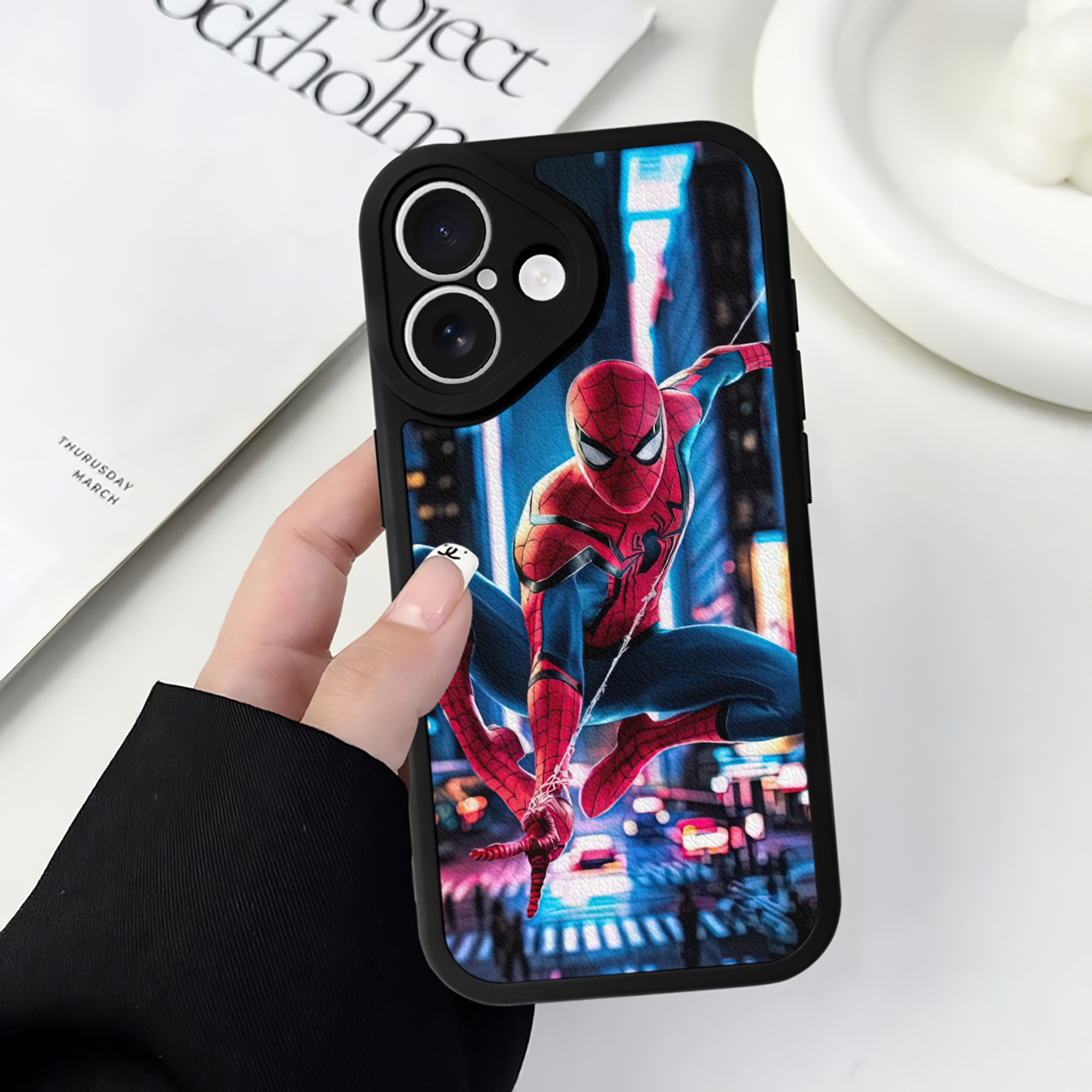 Spider Man スパイダーマン 【iPhone 16シリーズ対応】シリコンスマホケース（レザー調） 材質：シリコン